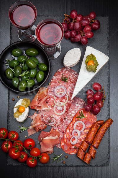 Imagine de stoc: Antipasti · aperitive · alimente · vin · cină · placă