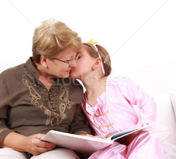 Fata de fericit bunicuta drăguţ fetita lectură bunică Imagine de stoc © brebca