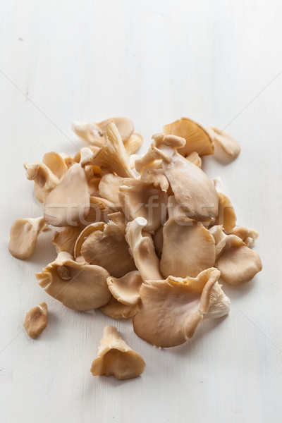 Fresche ostrica funghi tavolo in legno giardino Foto d'archivio © brebca
