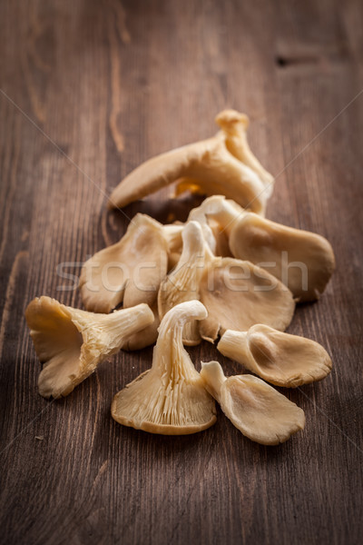 Fresche ostrica funghi tavolo in legno giardino Foto d'archivio © brebca