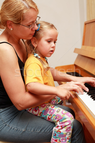 Mutter Tochter spielen Klavier Kind Tastatur Stock foto © brebca