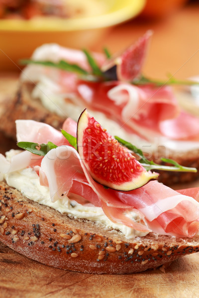 Kanapkę prosciutto ser kozi figa żywności restauracji Zdjęcia stock © brebca