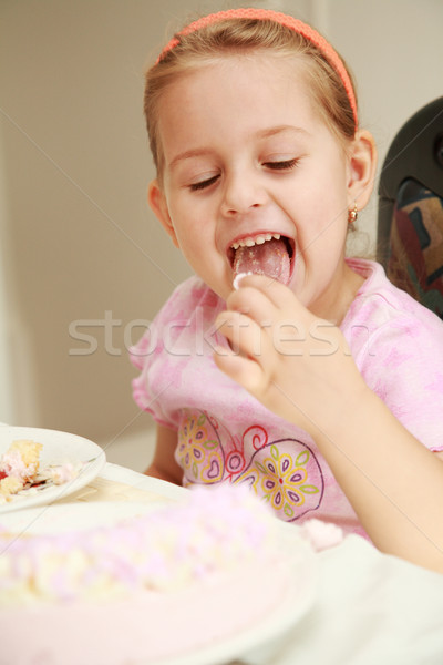 Nyami aranyos lány tesztelés születésnapi torta krém Stock fotó © brebca