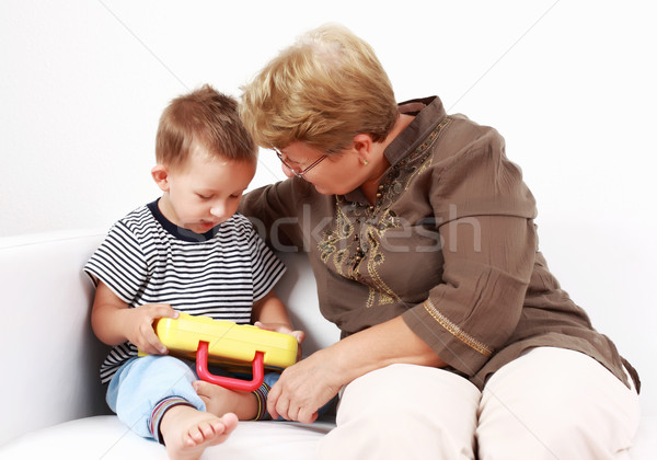 Joc bunicuta drăguţ băiat copii Imagine de stoc © brebca