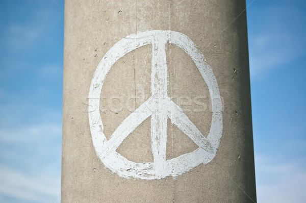 Frieden Zeichen konkrete Säule blauer Himmel Wolken Stock foto © brianguest
