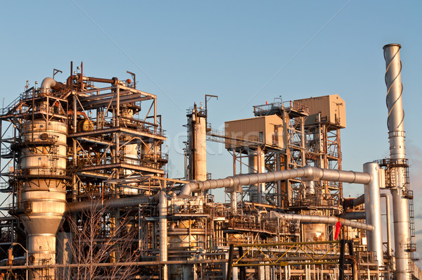 Foto stock: Refinería · planta · tuberías · enfriamiento