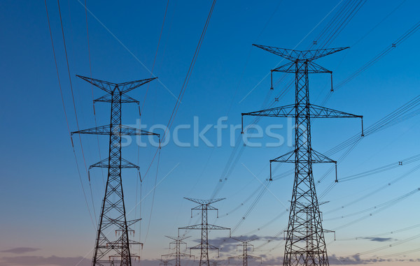 Elektrischen Türme Strom Dämmerung tragen Hochspannung Stock foto © brianguest