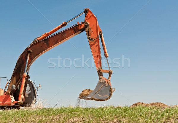 Stock foto: Hydraulische · Bagger · Arm · Eimer · grasbewachsenen · Gras