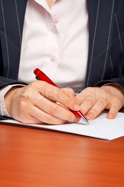 [[stock_photo]]: Femme · d'affaires · écrit · contrat · accent · main · premier · plan