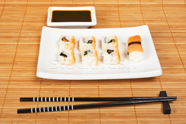 Foto d'archivio: Sushi · salsa · di · soia · bianco · piatto · bacchette · bambù
