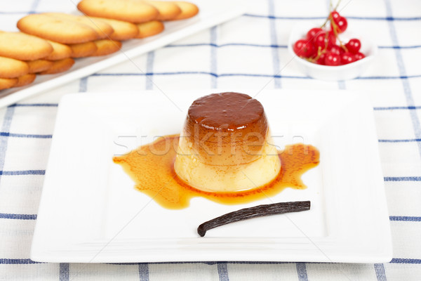Foto stock: Creme · caramelo · sobremesa · bolinhos · baunilha · branco