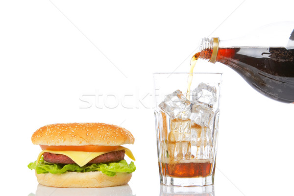 Cheeseburger sodă salată verde tomate sticlă Imagine de stoc © broker