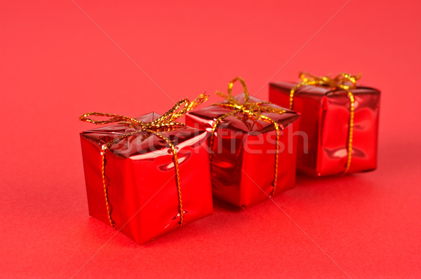 Három ajándékdobozok piros sekély mélységélesség szív Stock fotó © broker