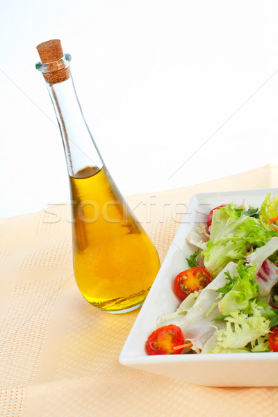 沙拉    橄榄油    沙拉碗 / olive oil bottle and green salad