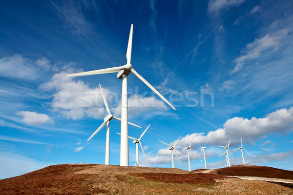 Turbine eoliene fermă nori metal energie putere Imagine de stoc © broker