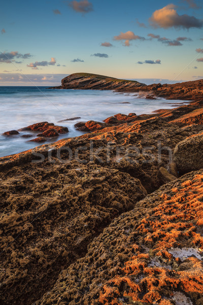 Erstaunlich Seenlandschaft Sonnenuntergang Himmel Ozean rock Stock foto © broker