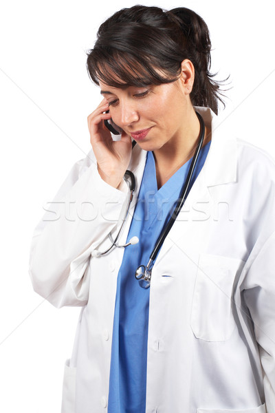 Stockfoto: Vrouwelijke · arts · praten · telefoon · vriendelijk · laboratoriumjas
