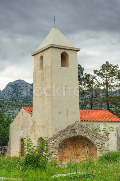 Kościoła Chorwacja średniowiecznej autostrady drzewo chmury Zdjęcia stock © brozova