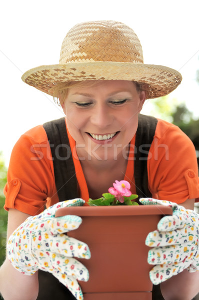Mulher jovem jardinagem mulher mãos primavera mão Foto stock © brozova
