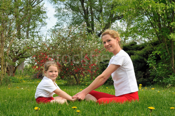 Mãe filha treinamento árvore grama esportes Foto stock © brozova