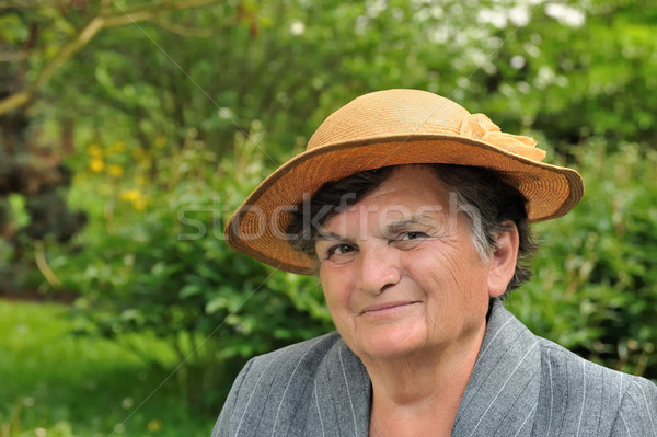 Altos mujer retrato árbol naturaleza árboles Foto stock © brozova