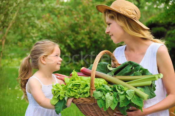 Foto stock: Hija · verduras · frescas · mujer · familia · nina