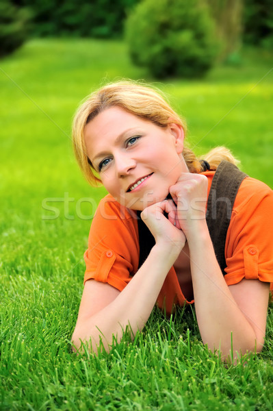 Mulher jovem relaxante grama mulher natureza verão Foto stock © brozova