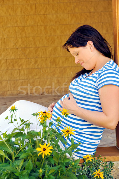 Foto stock: Mujer · embarazada · relajante · flores · casa · primavera · feliz