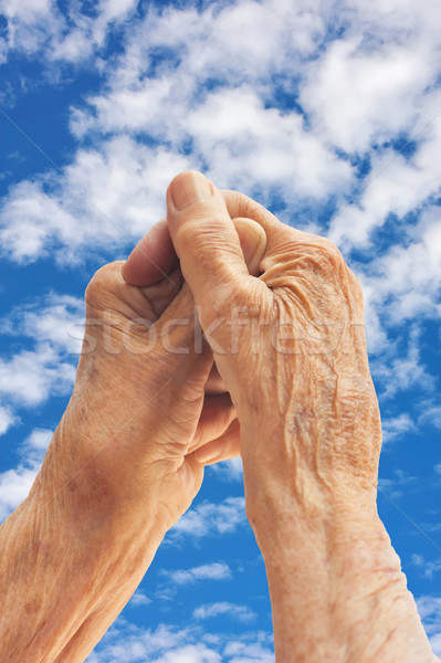 Senior Hände Himmel Körper ältere Wolke Stock foto © brozova