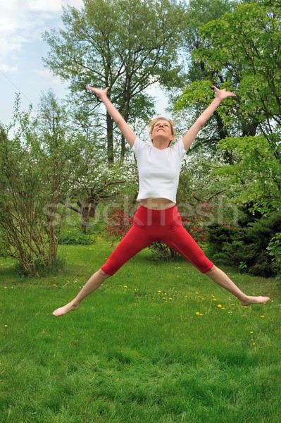 Zdjęcia stock: Młoda · kobieta · skok · trawy · szczęśliwy · charakter · fitness