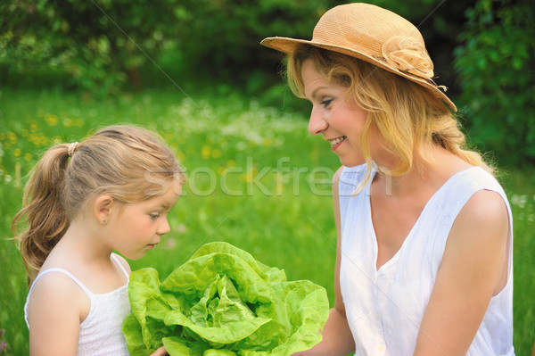 Stok fotoğraf: Genç · anne · kız · marul · aile · gülümseme