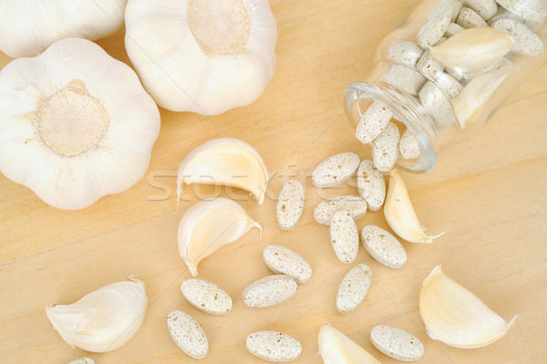 Foto stock: Ajo · pastillas · medicina · alternativa · madera