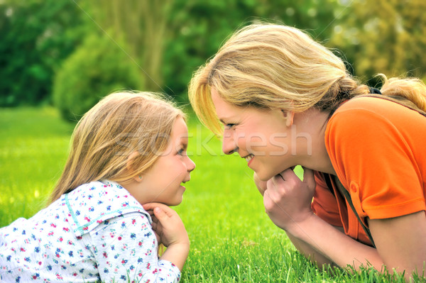 Foto stock: Jovem · mãe · filha · grama · mãos