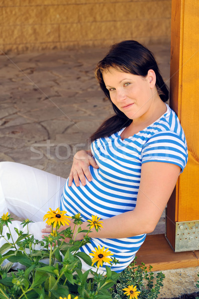 Foto stock: Mulher · grávida · relaxante · flores · casa · primavera · bebê