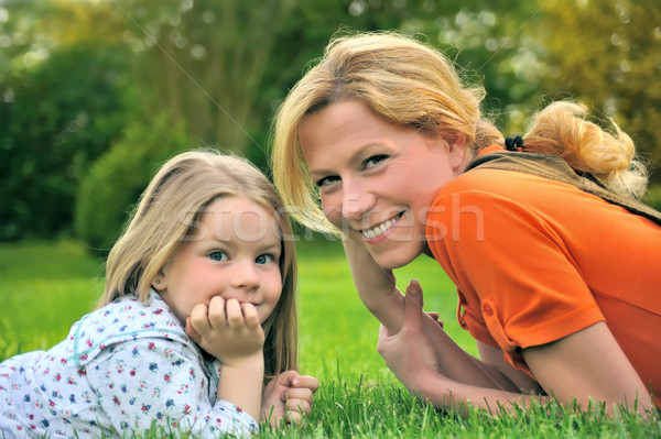 Stockfoto: Jonge · moeder · dochter · leggen · gras · handen