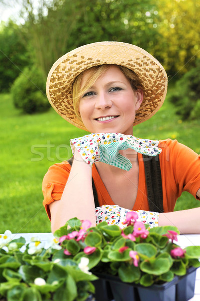 Jeune femme jardinage femme mains printemps main Photo stock © brozova