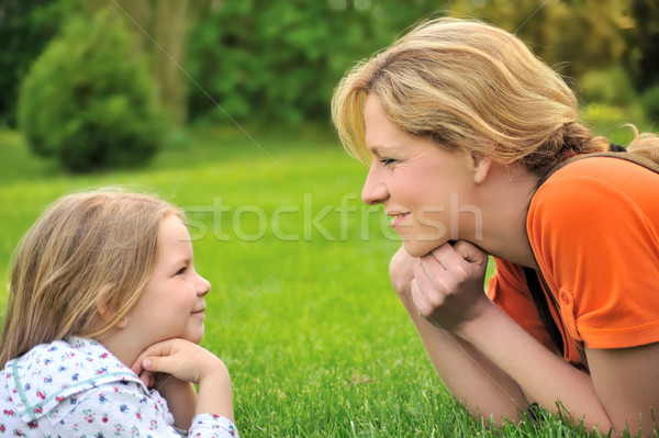 Stok fotoğraf: Genç · anne · kız · çim · eller