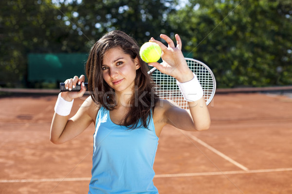 美少女 笑みを浮かべて テニスラケット 小さな テニスコート 美しい ストックフォト C Brunoweltmann Stockfresh