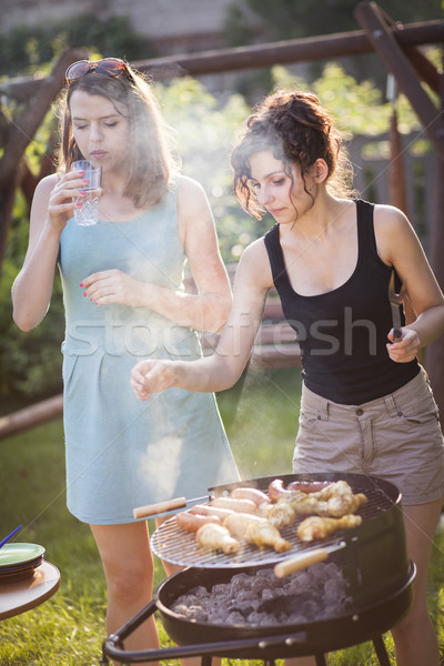 Dos bastante ninas alimentos parrilla Foto stock © BrunoWeltmann