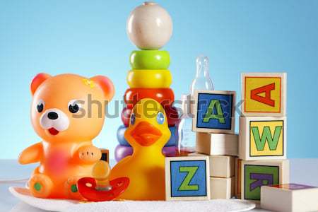 Foto stock: Brinquedos · do · bebê · tabela · fundo · diversão · menino