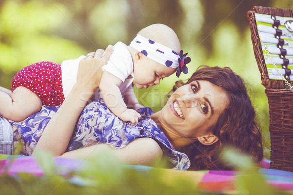 [[stock_photo]]: Jeunes · mère · jouer · bébé · couverture · parc