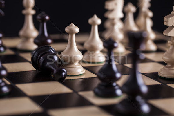 Schach weiß vs schwarz Holz Schachbrett Stock foto © BrunoWeltmann