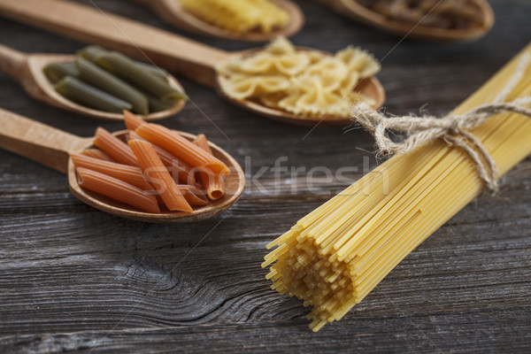 Foto d'archivio: Set · greggio · pasta · tavolo · in · legno · legno