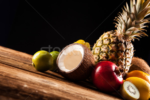 Wspaniały smaczny tropikalnych owoce drewniany stół czarny Zdjęcia stock © BrunoWeltmann