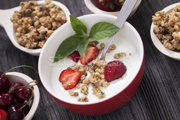 Excellente déjeuner céréales de petit déjeuner yaourt fraises bois Photo stock © BrunoWeltmann