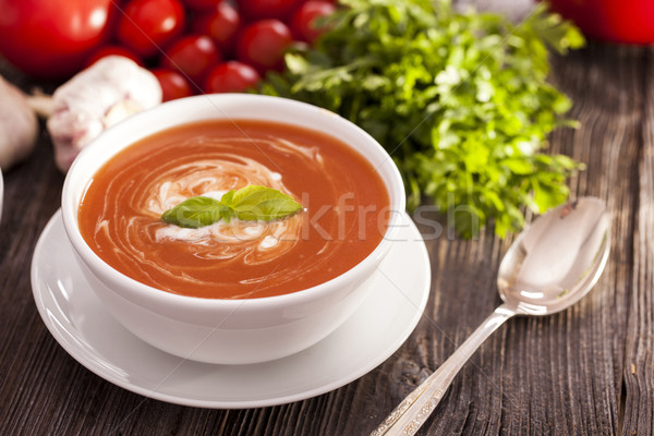 Delicioso sopa de tomate aromático especias mesa de madera Foto stock © BrunoWeltmann