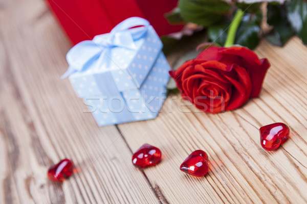 Ziua indragostitilor zi îndrăgostiţi Cadouri pasionat roşu Imagine de stoc © BrunoWeltmann