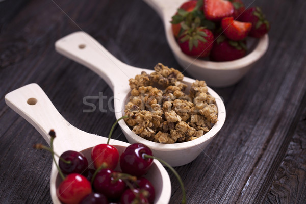 Lecker Frühstück Erdbeeren Kirschen Getreide Holztisch Stock foto © BrunoWeltmann