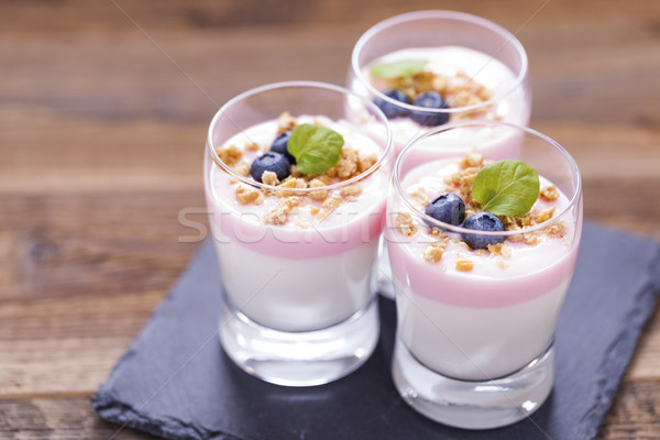Delicioso sobremesa dois sabores iogurte Foto stock © BrunoWeltmann