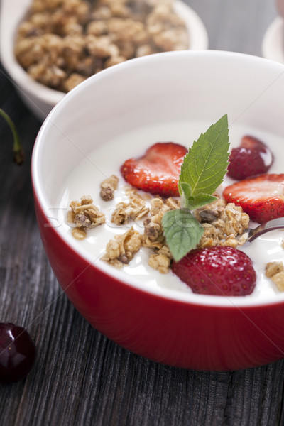 Ausgezeichnet Frühstück Frühstücksflocken Joghurt Erdbeeren Holz Stock foto © BrunoWeltmann